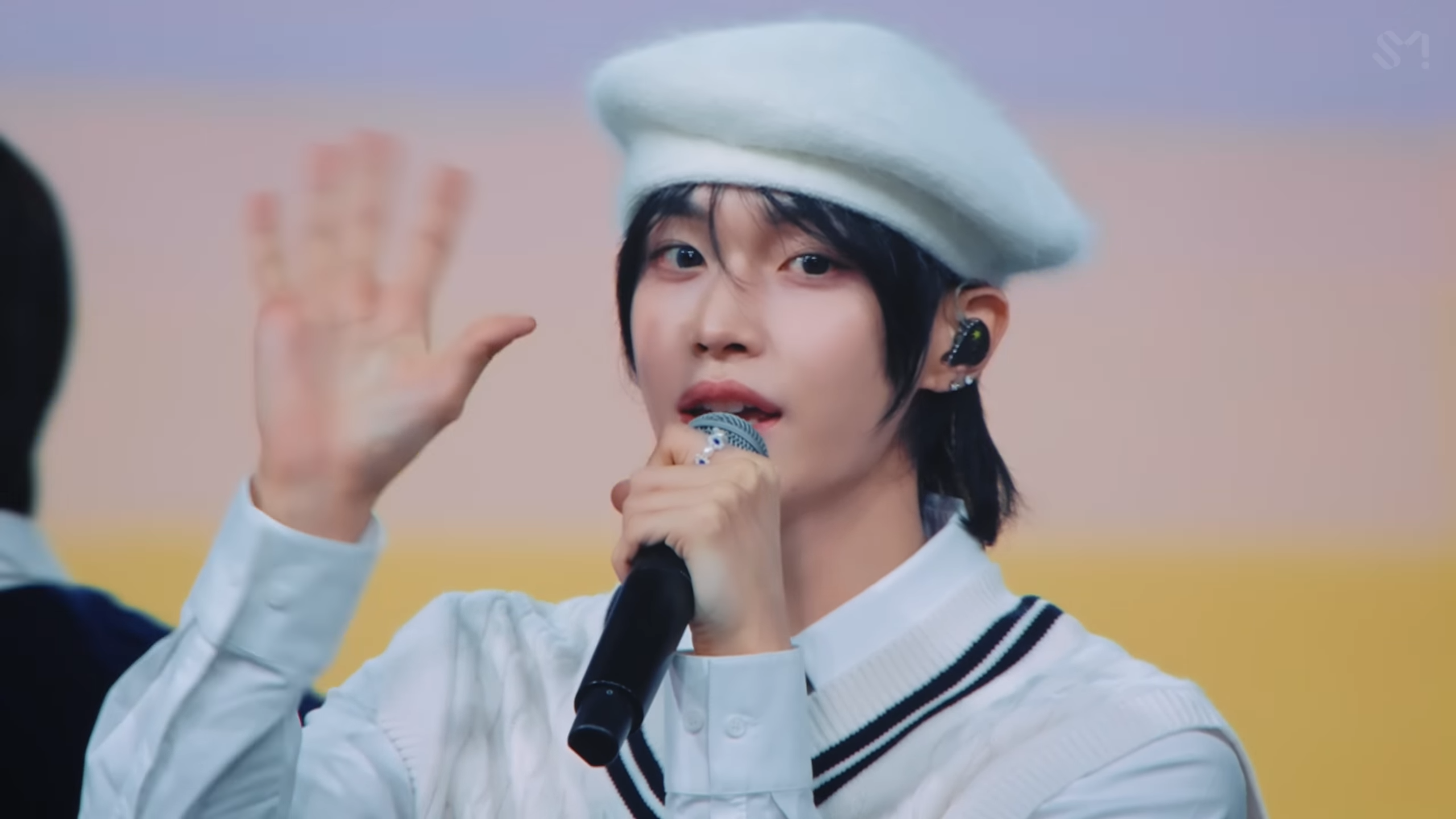 Hug 무대 이미지