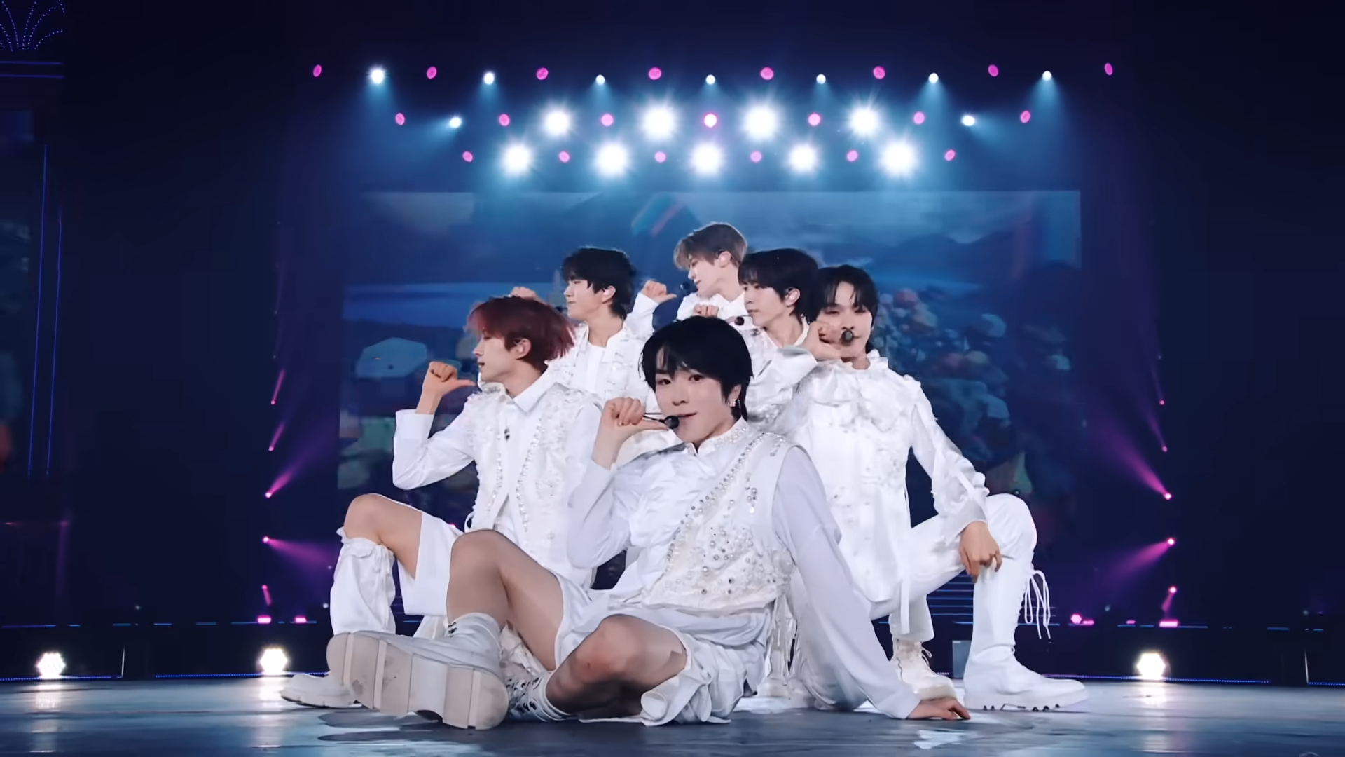 WISH 무대 이미지